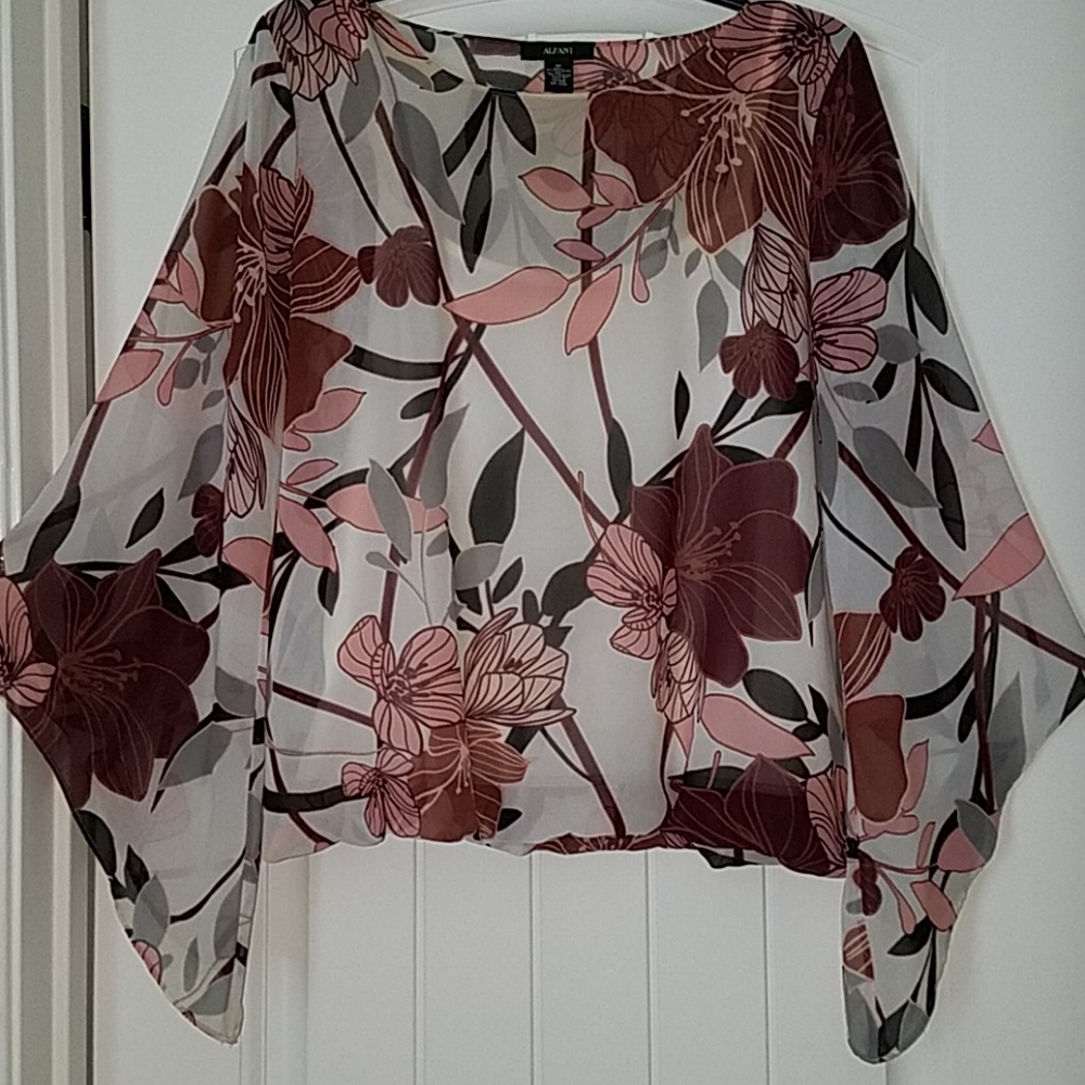 💕 Beautiful Floral Blouse by Alfani 💕